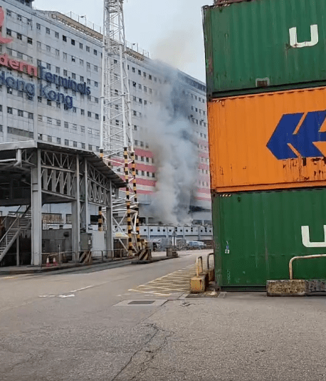 葵涌一號貨櫃碼頭冒出濃煙。fb：Ka Kin