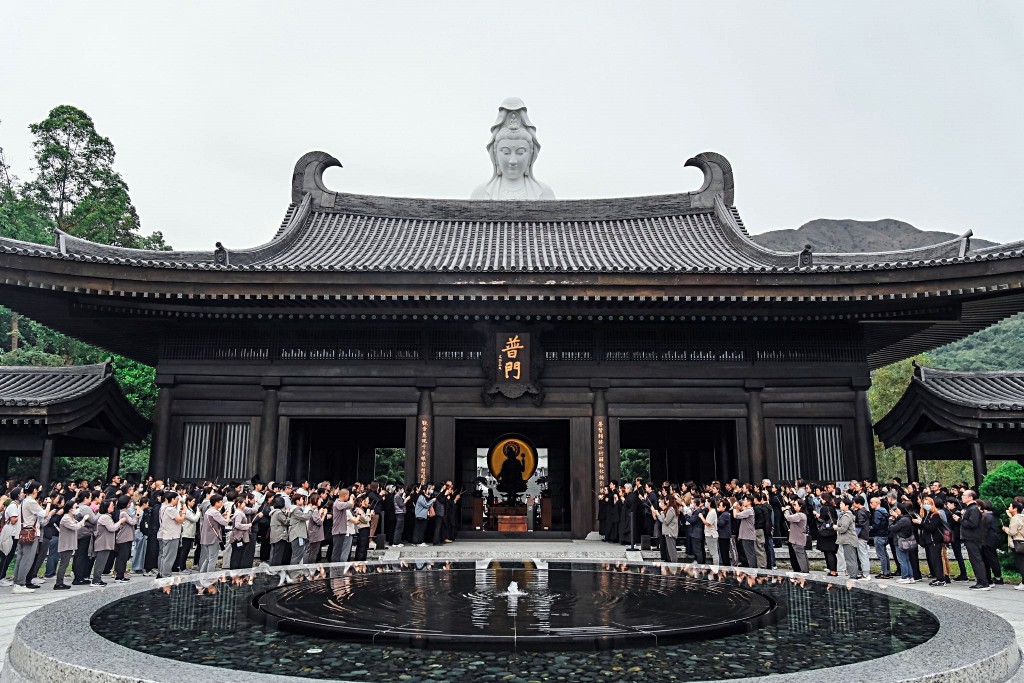 慈山寺昨晨進行「大埔宏福苑火災地藏菩薩拔度消災法會」。fb:Tsz Shan Monastery 慈山寺 慈山寺昨晨進行「大埔宏福苑火災地藏菩薩拔度消災法會」。fb:Tsz Shan Monastery 慈山寺