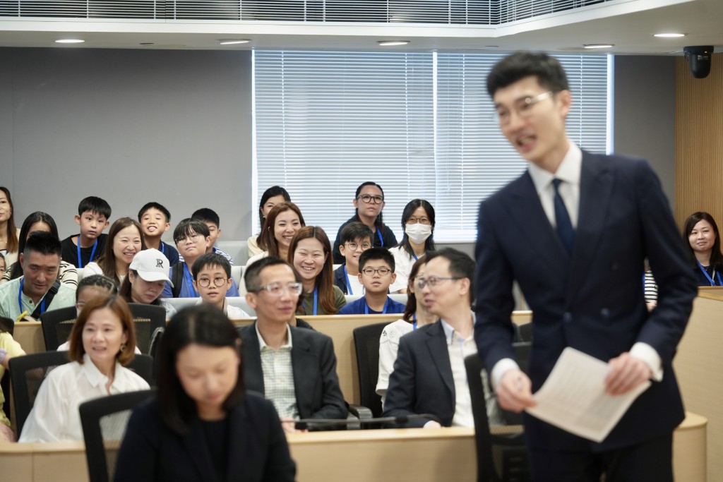 律政司副司长张国钧为参加者介绍本港的刑事诉讼制度。