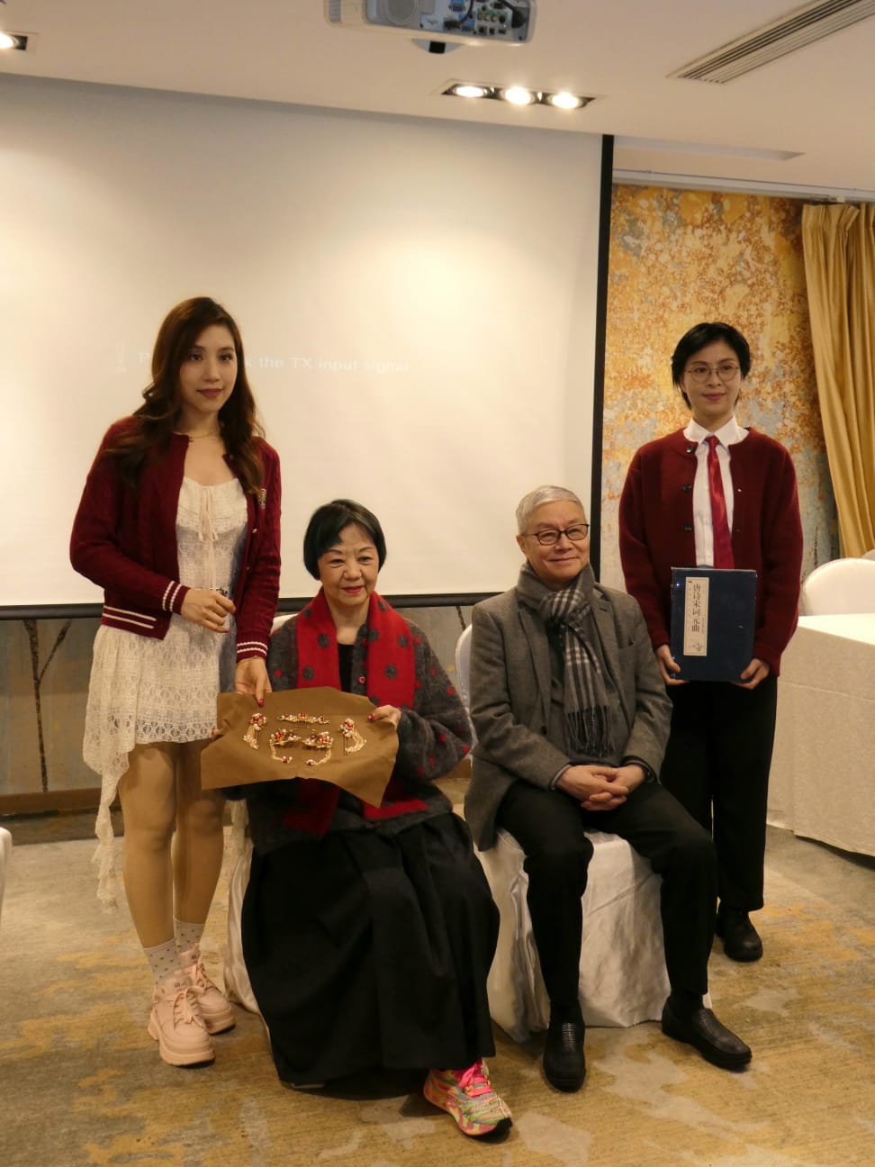 謝曉瑩與文華接過阮兆輝、高麗之禮。 謝曉瑩與文華接過阮兆輝、高麗之禮。