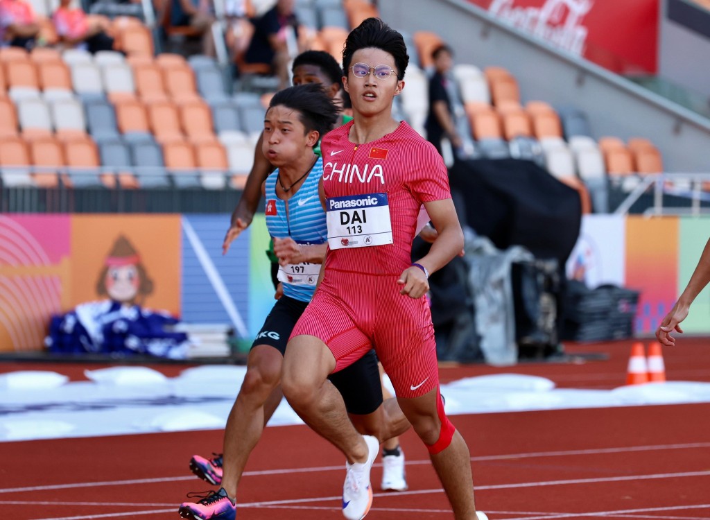 陈一乐（蓝衫）重夺香港U20港绩纪录。徐嘉华摄