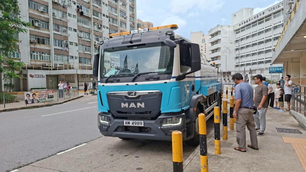 水務署已安排水車前往受影響地點,為有需要居民提供臨時食水。羅曉楓fb圖片 水務署已安排水車前往受影響地點,為有需要居民提供臨時食水。羅曉楓fb圖片