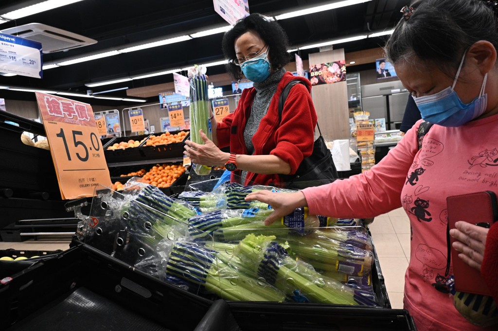 市民恐慌搶購食品日用品。