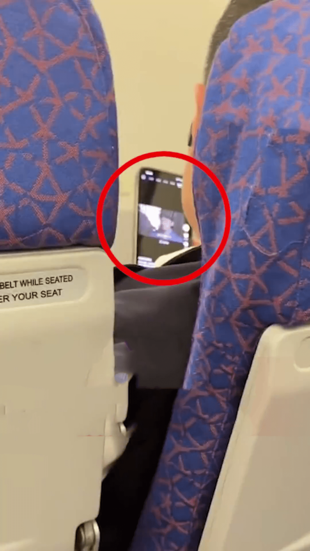 目击乘客发布影片指南航机组安全员起飞时上网睇抖音。