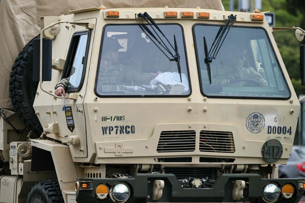 國民警衛隊車輛在洛杉磯市中心部署。法新社 國民警衛隊車輛在洛杉磯市中心部署。法新社