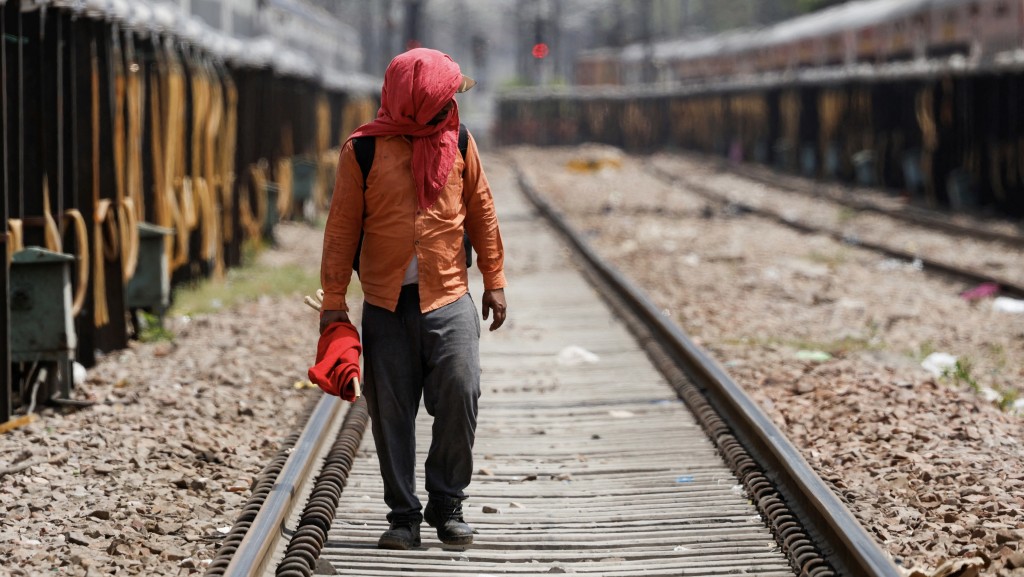 一名印度男子為了防曬降溫，用布包住整個頭。 路透社