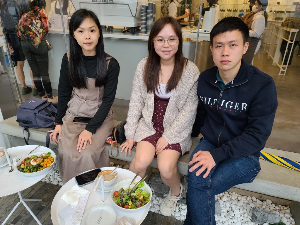 市民譚小姐(中)認為,狗主是喜歡犬隻模樣才會購買或領養,沒理由抱回家中才剪這樣、剪那樣。