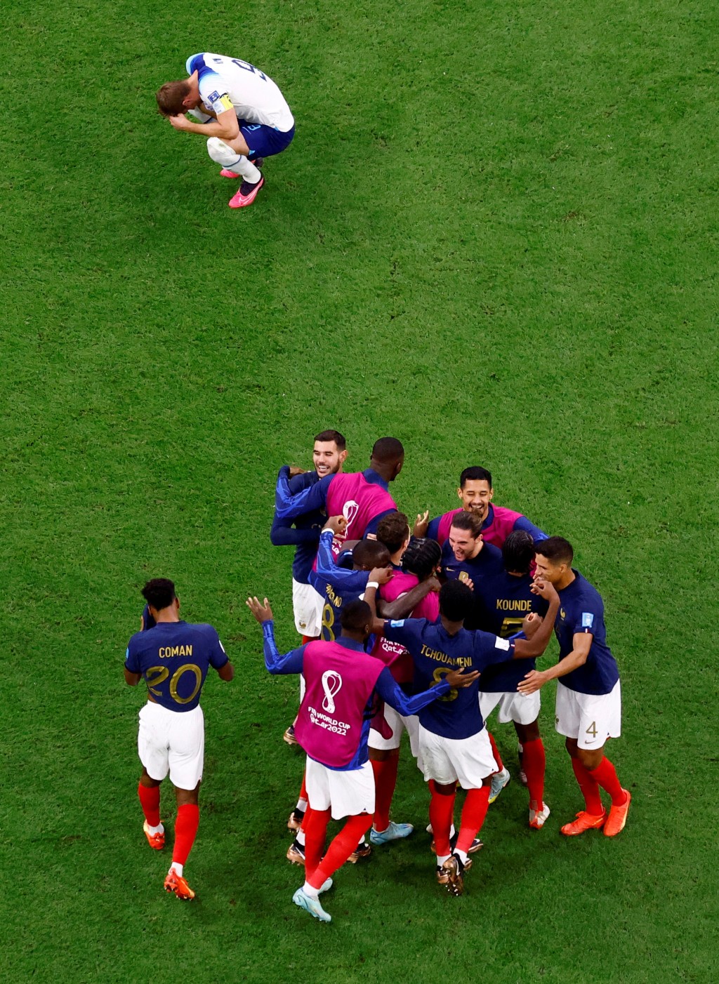 卡尼與法國球員表情形成強烈對比。Reuters
