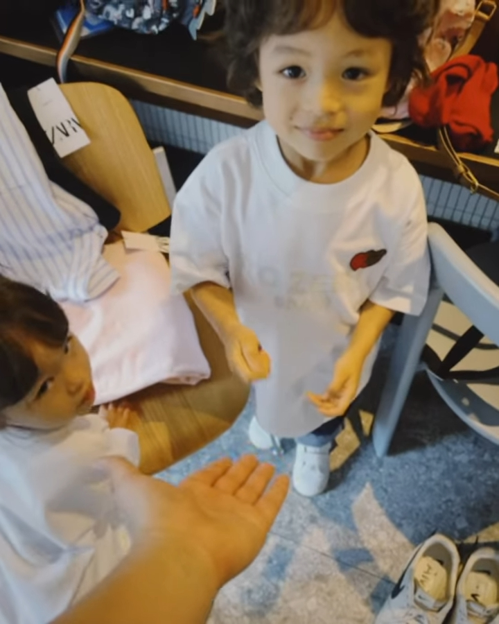 姜濤與小女孩互動。