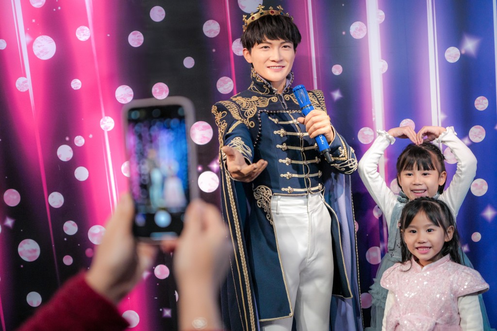 擁有「音樂王子」美譽的周深其蠟像巡展正式展開。 擁有「音樂王子」美譽的周深其蠟像巡展正式展開。