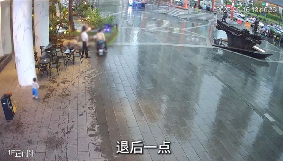 CCTV证明保安只要求移离“电鸡”，没有驱赶宝妈及其孩子避雨。