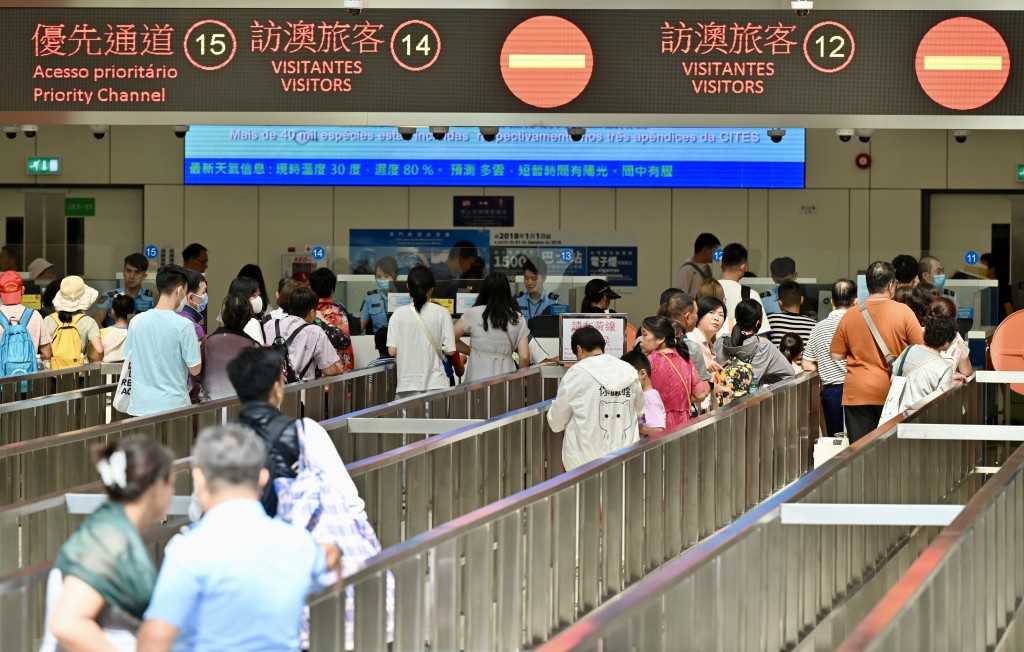 香港居民可以用「非触式e-道」流动应用程式的二维码，使用澳门自助通道过关。