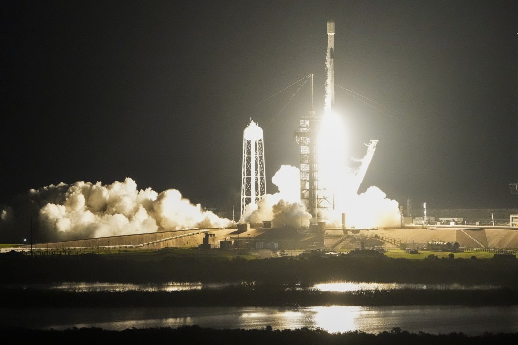 SpaceX「獵鷹9號」火箭運載登月器,成功發射升空。美聯社