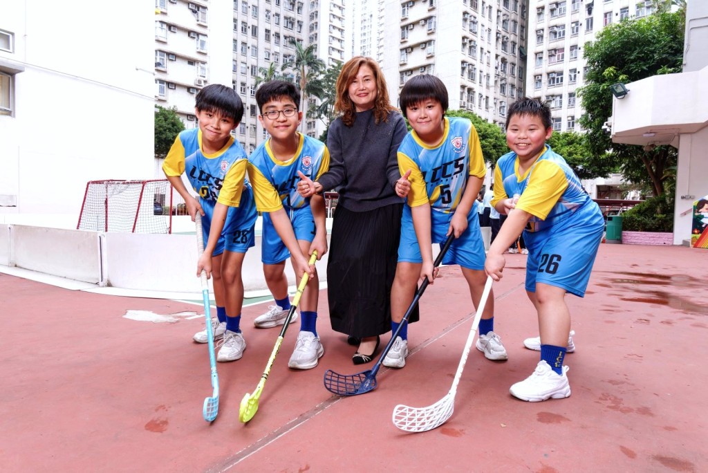 陳嘉碧校長(中)指軟式曲棍球有助激發學生的體育潛能,培養良好心態和品格。 陳嘉碧校長(中)指軟式曲棍球有助激發學生的體育潛能,培養良好心態和品格。
