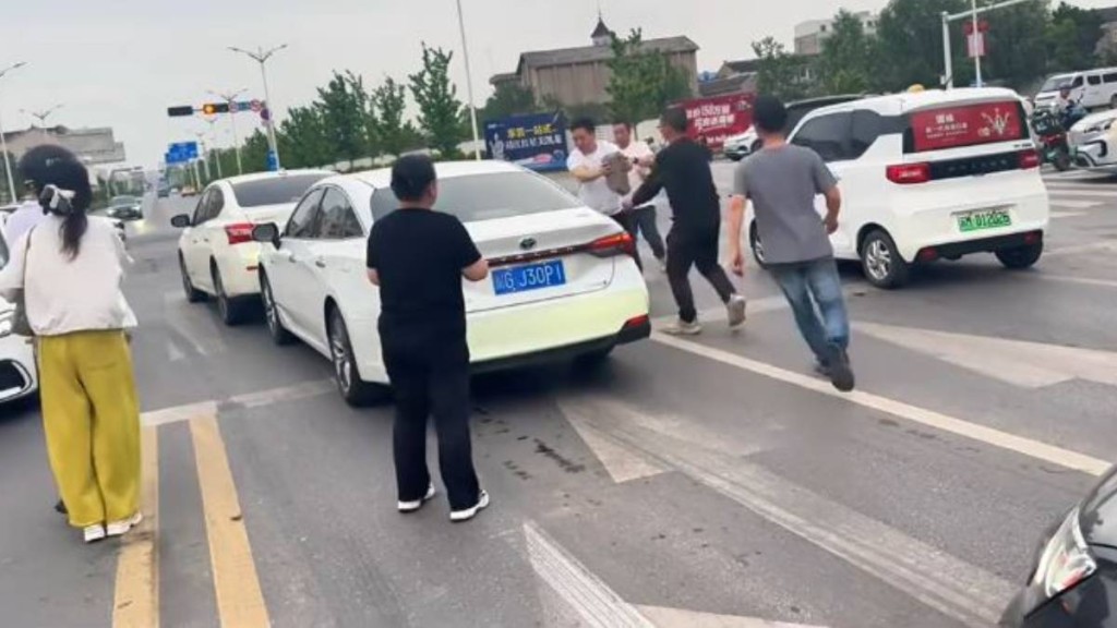 王芳（中）被撞後，下車呼叫民眾協助破窗救人。抖音