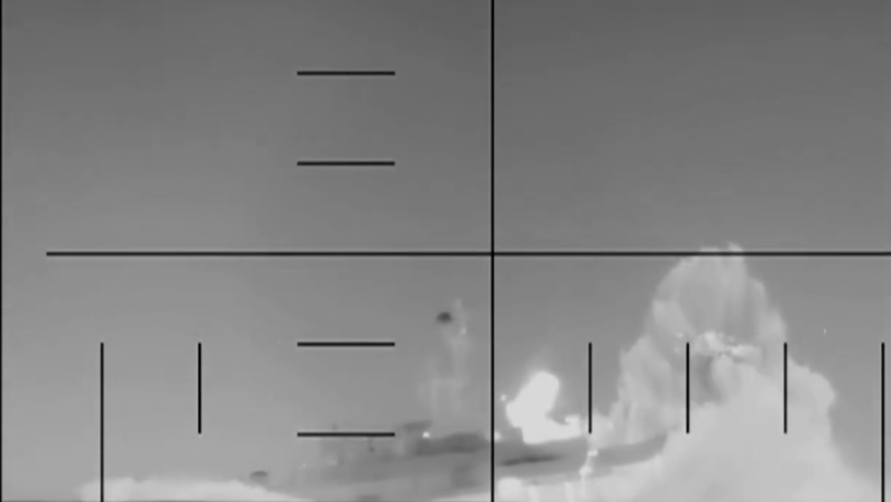 魚雷擊中護衛艦時，海面上擊起巨大浪花。