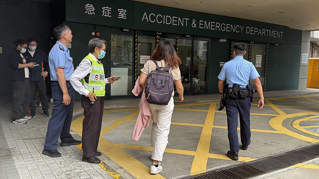 少女家屬趕到醫院了解。梁國峰攝