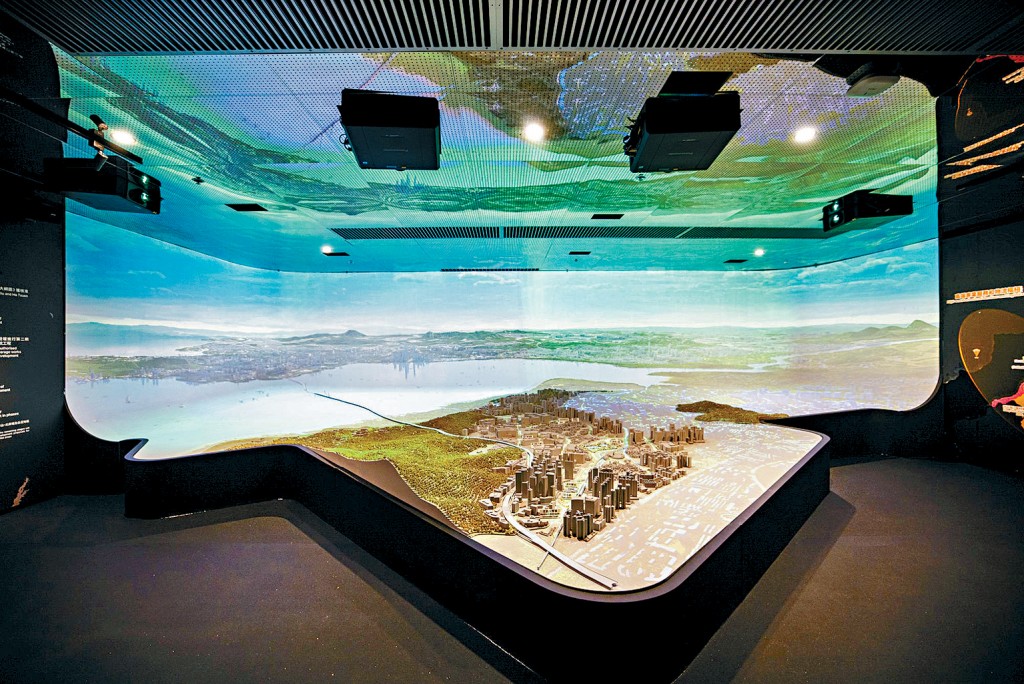 洪水橋/厦村新發展區社區聯絡中心設有沉浸式數碼體驗區，及生動呈現新發展區藍圖的沙盤模型。