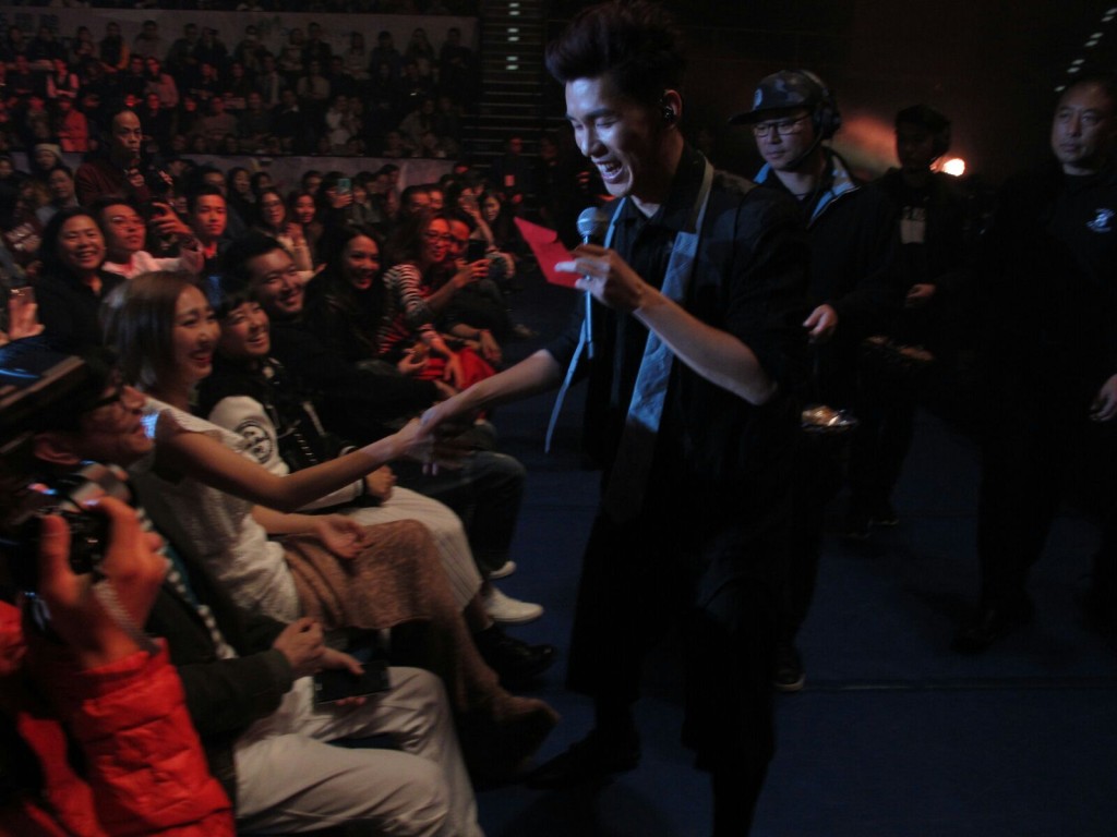 林奕匡落台同女友握手。