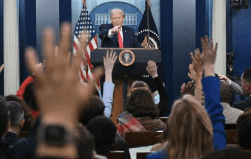 特朗普周二在白宮舉行記者會,回顧其外交與安全政策時,被問及和平委員會否取代聯合國,他回應稱「可能會」。法新社 特朗普周二在白宮舉行記者會,回顧其外交與安全政策時,被問及和平委員會否取代聯合國,他回應稱「可能會」。法新社