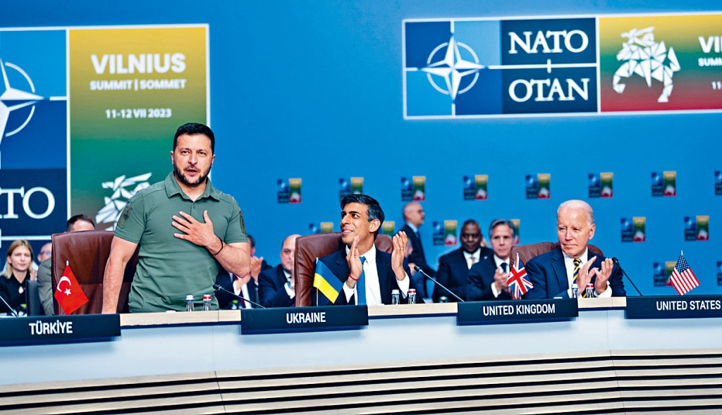 泽连斯基（左）在北约峰会获辛伟诚（中）和拜登掌声欢迎。