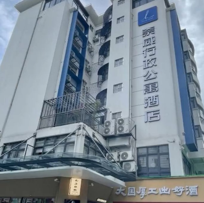 酒店拒绝接纳莫先生出的5000元赔偿。 酒店拒绝接纳莫先生出的5000元赔偿。