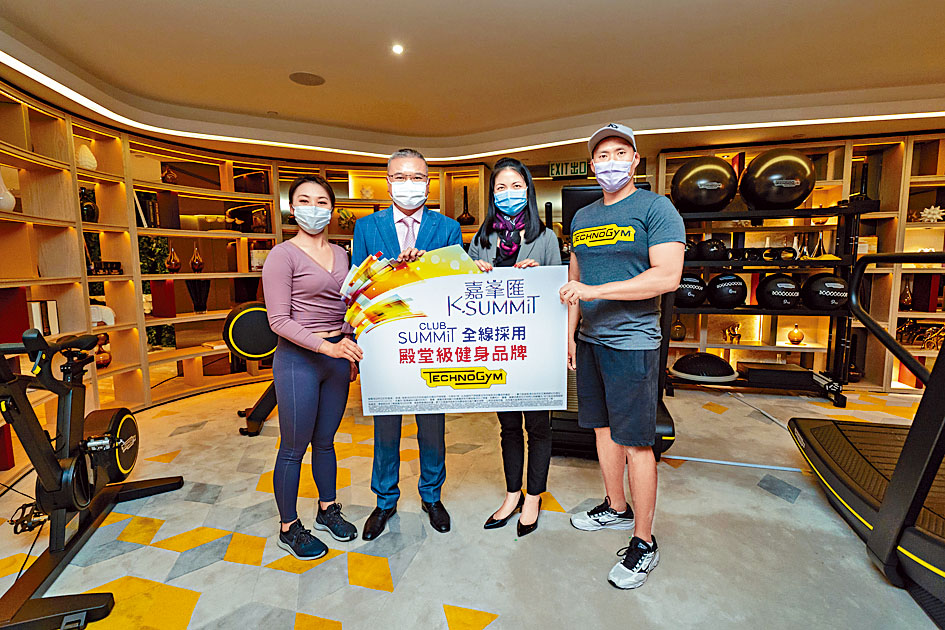 嘉峯匯原價加推103伙。圖左二為溫偉明、右二為吳秀賢。