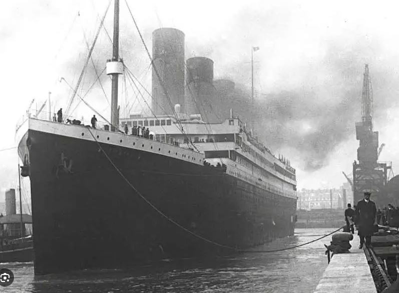 號稱「永不沉沒」的英國郵輪鐵達尼號，1912年4月15日首航時撞上冰山。