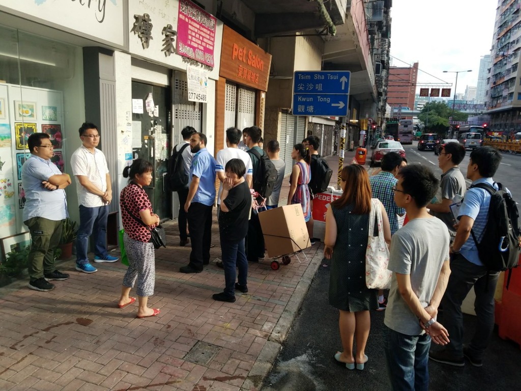 不少居民返回現場收拾物品。