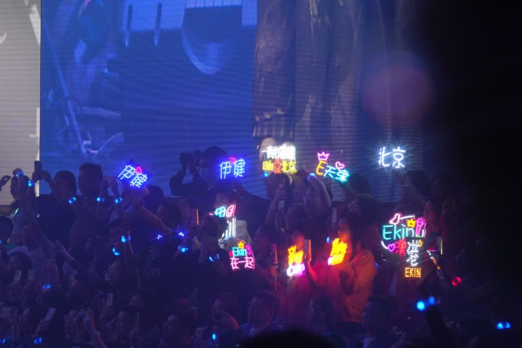 除了有澳门歌迷，还有香港及各地歌迷都挥动灯牌，气氛炽热。