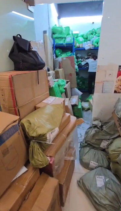 坑口南豐廣場自提點,周三排隊取貨人龍甚長,有貨品堆到出商場走廊。(方保僑提供) 坑口南豐廣場自提點,周三排隊取貨人龍甚長,有貨品堆到出商場走廊。(方保僑提供)