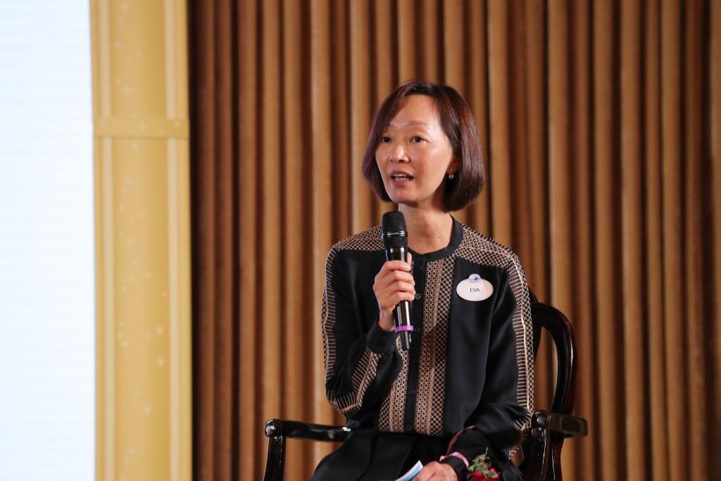 香港迪士尼樂園度假區服裝經理陳錦秀於會議上分享與女性企業家合作的感受。