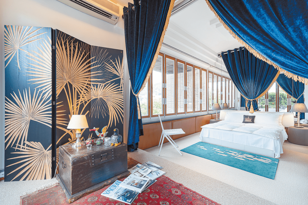 主人房設計典雅,純白色的睡牀配以藍色的垂簾,更顯華麗貴派。