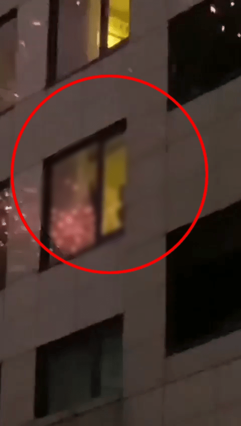 这时镜头拍到在酒店低层，一对男女在窗前进行性行为。影片传来途人欢呼拍掌。