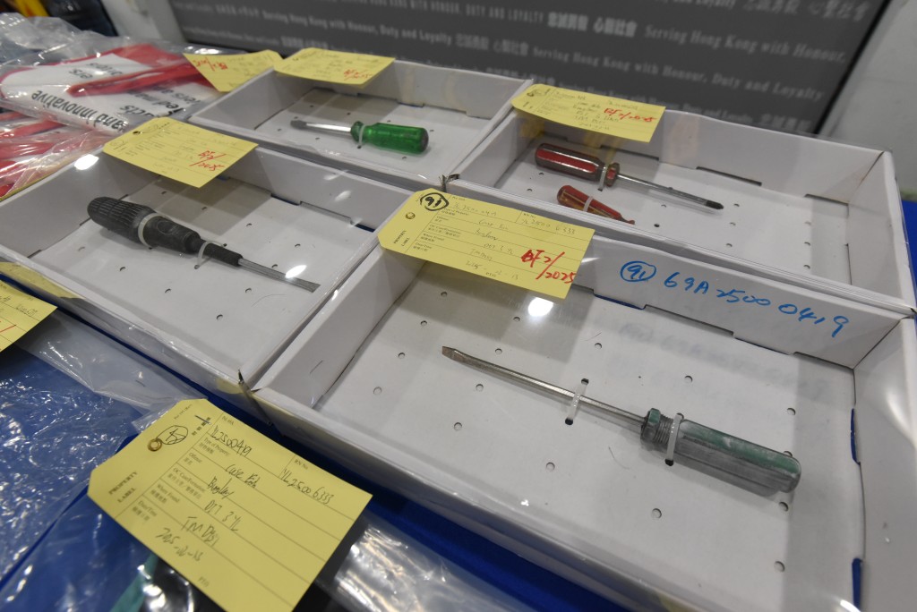 警方起回疑犯犯案時身穿的衣物及工具。黃文威攝 警方起回疑犯犯案時身穿的衣物及工具。黃文威攝
