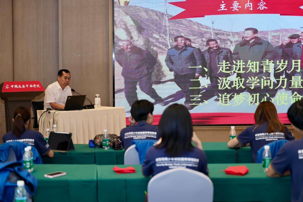 保安局局长邓炳强收到他们在延安的相片,见到他们认真投入的表情,与小学生、老人家打成一片,表示感到很欣慰。 保安局局长邓炳强收到他们在延安的相片,见到他们认真投入的表情,与小学生、老人家打成一片,表示感到很欣慰。