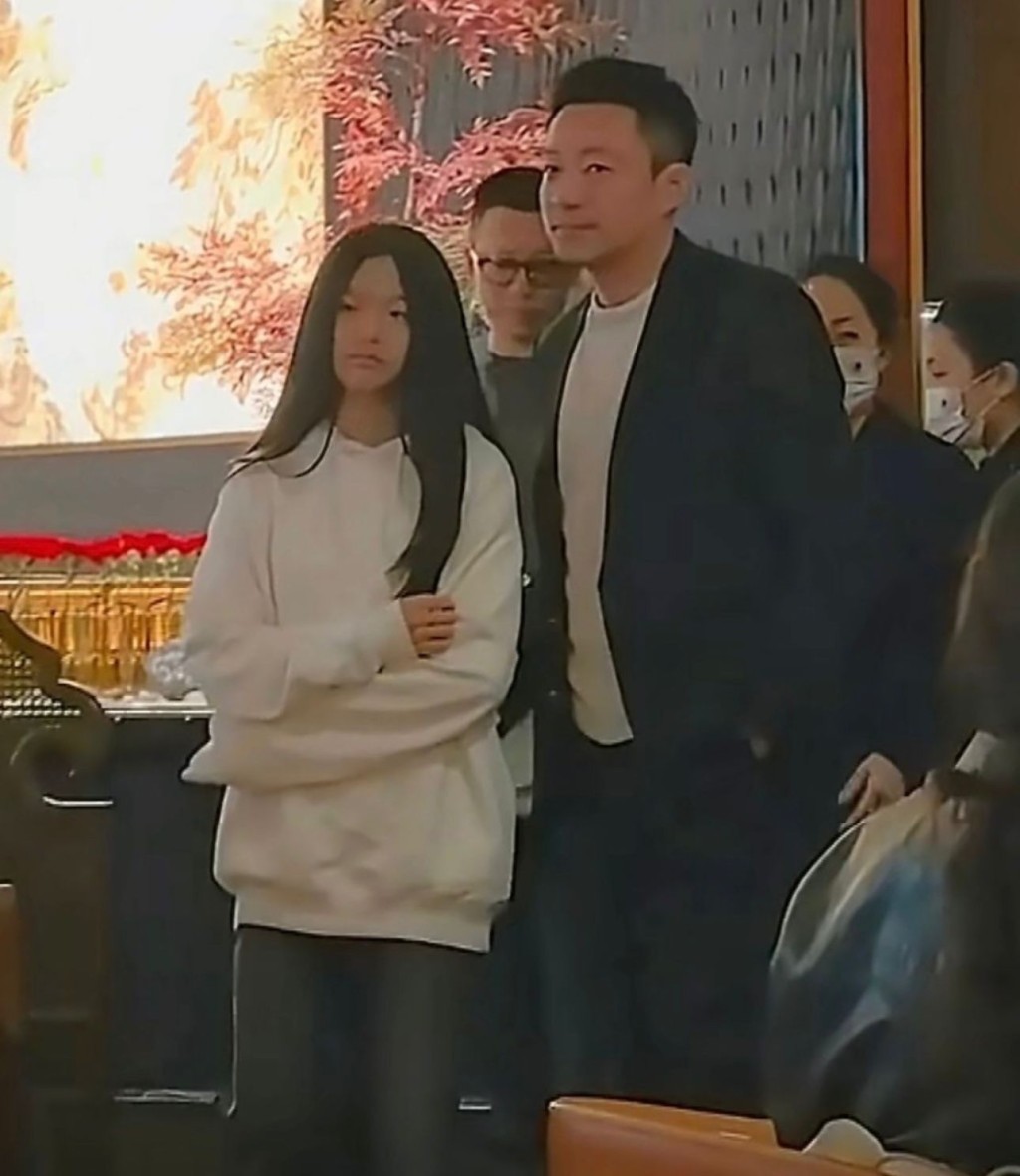 女兒汪希玥婷婷玉立。 女兒汪希玥婷婷玉立。