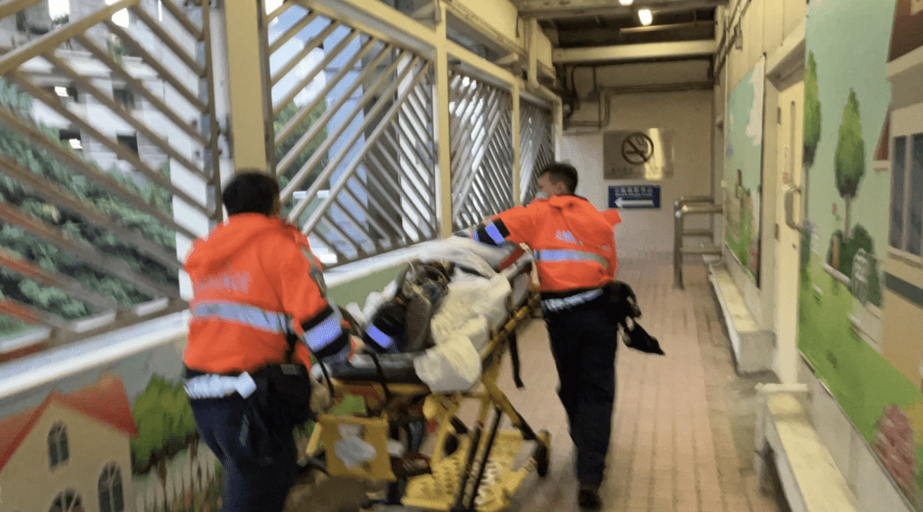 救援人員將老翁救回上岸，送往伊利莎伯醫院後死亡。蔡楚輝攝