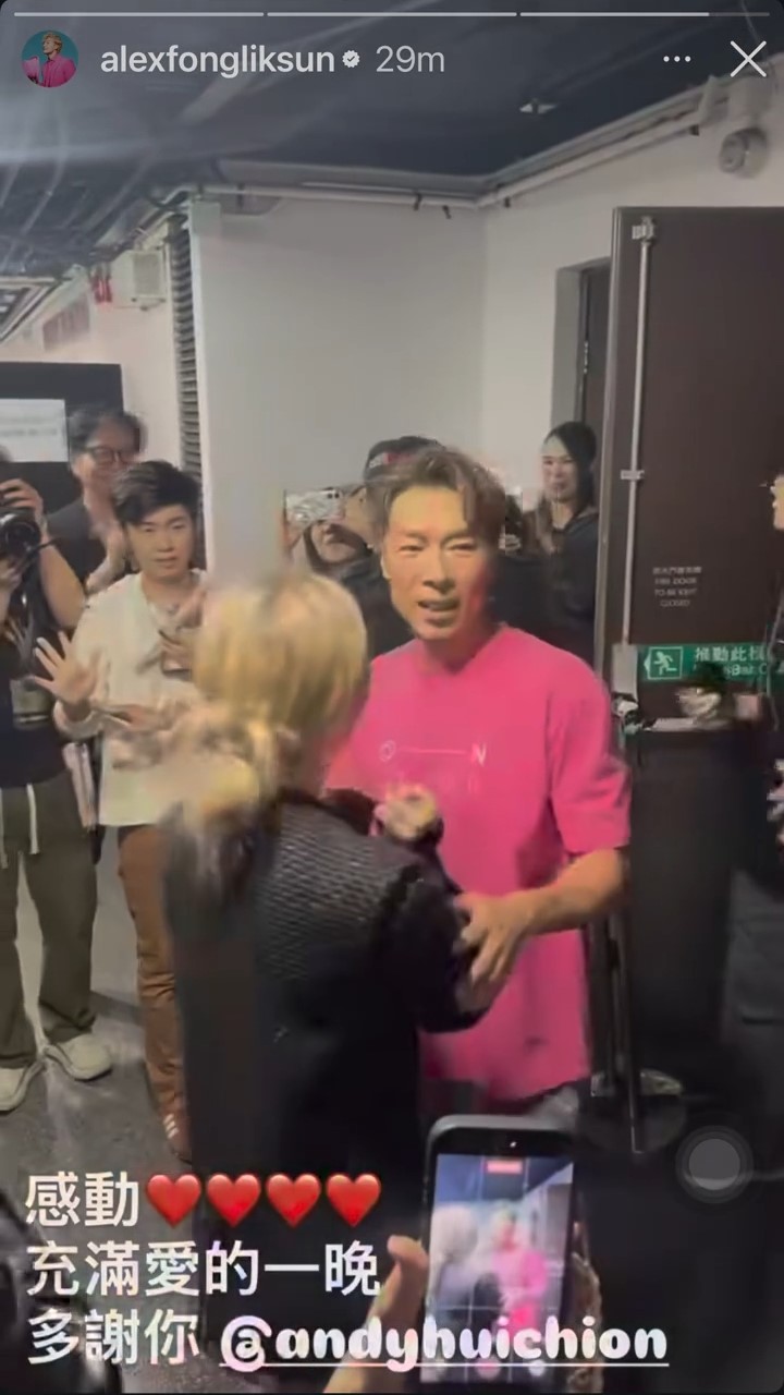 鄭秀文輕拍老公的背,給予最大的肯定和鼓勵。 鄭秀文輕拍老公的背,給予最大的肯定和鼓勵。