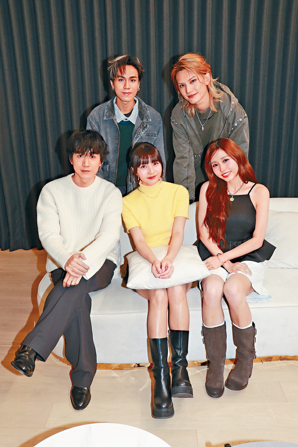 Jeremy（後右）、雷濠權（後左）、Ivy So（前右）、吳冰（中）及吳肇軒（前左）齊宣傳新節目《骰界》。