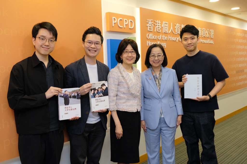 鍾麗玲（中）及陳瑞娟（右二）分別向公署職員贈送最新出版的《習近平經濟文選》第一卷和《習近平與大學生朋友們》第一、二卷新書。