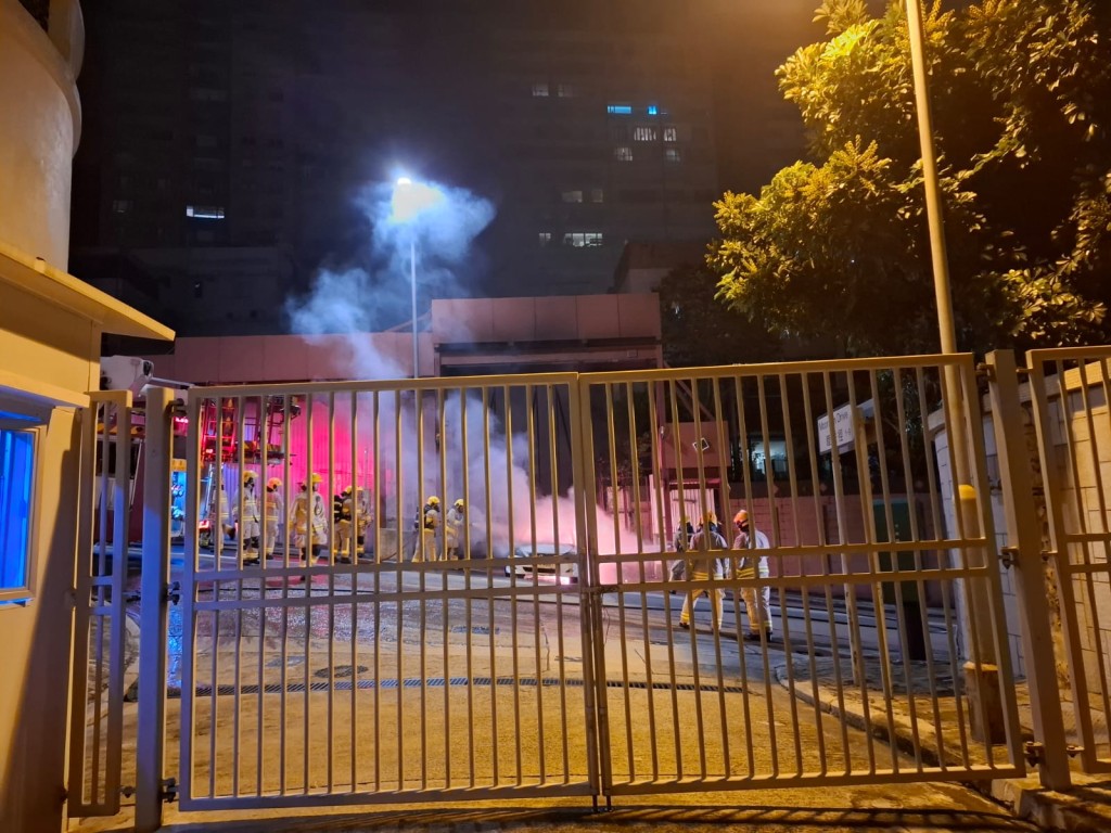 消防趕住現場進行撲救。讀者提供 消防趕住現場進行撲救。讀者提供