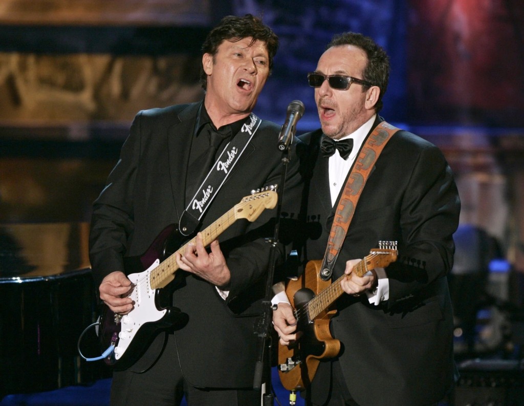 Robbie Robertson（左）与Elvis Costello于2006年在摇滚名人堂上演出。
