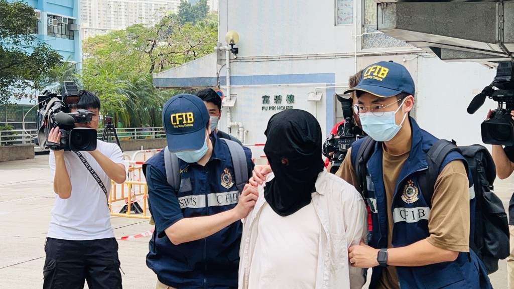 海关于行动中拘捕3名本地男女。蔡楚辉摄