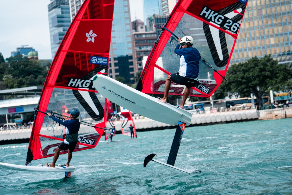 香港滑浪風帆公開錦標賽，周日在維港上演表演賽。 中國香港滑浪風帆會圖片