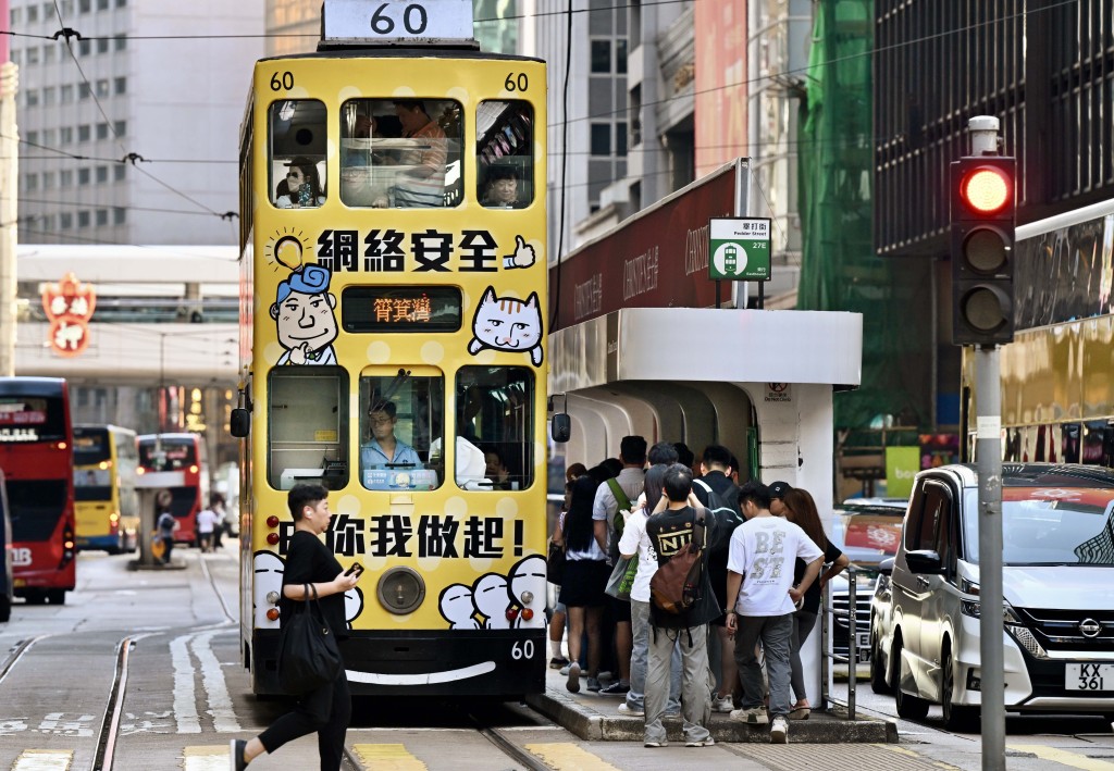 为庆祝国庆75周年，十一国庆当日市民可免费搭电车。钟健华摄 