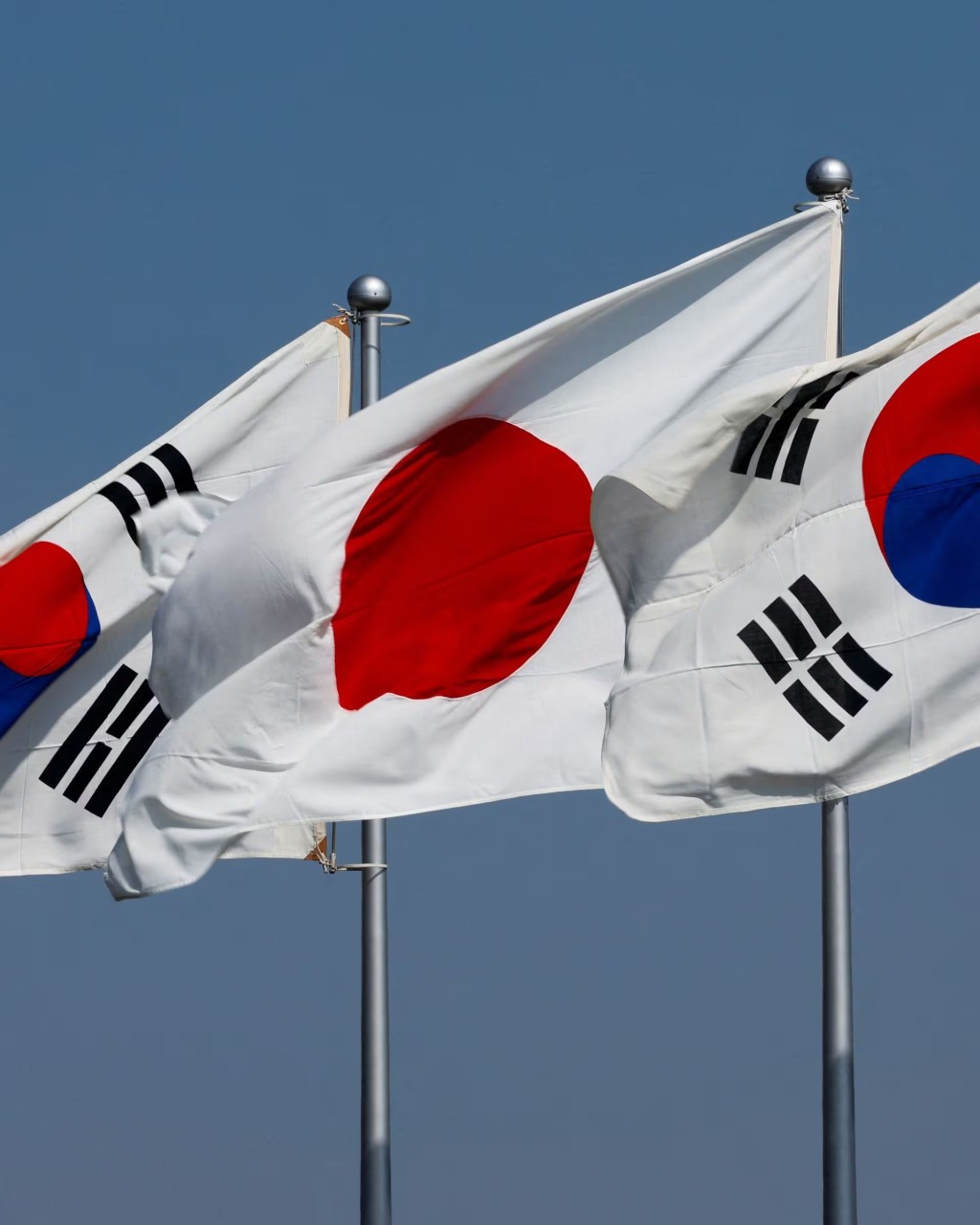 日本国旗与南韩国旗。 路透社