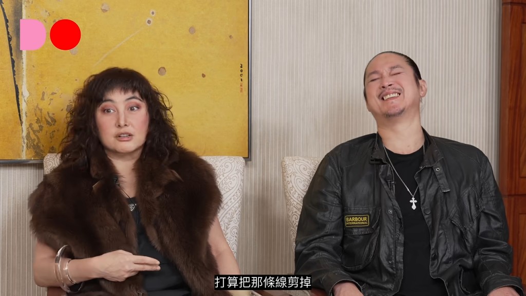 談到甚麼是幸福時,何超儀坦言最幸福莫過於兩人可以一整天不工作,去游泳、晒太陽、吃飯、去超市買東西,然後回家看套電影。 談到甚麼是幸福時,何超儀坦言最幸福莫過於兩人可以一整天不工作,去游泳、晒太陽、吃飯、去超市買東西,然後回家看套電影。
