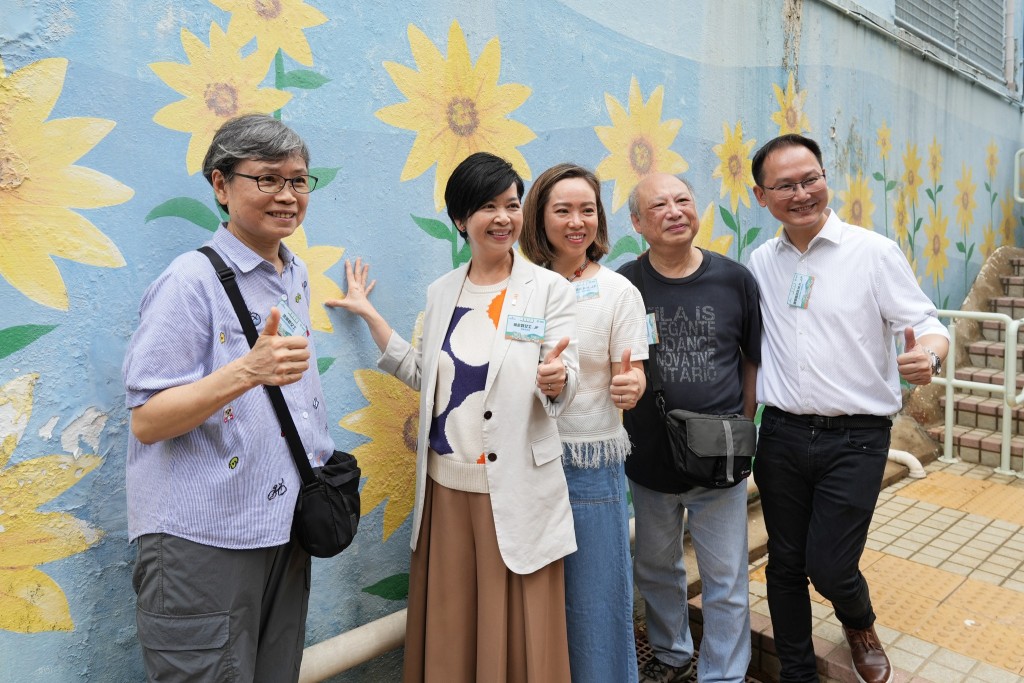 何永賢等人行經彩色壁畫時齊齊打卡留念。何永賢FB圖片 何永賢等人行經彩色壁畫時齊齊打卡留念。何永賢FB圖片