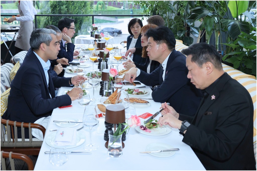 湯文龍其後與烏茲別克斯坦共和國總統副顧問(策略發展)Sarvar Khamidov 會面並深入交流。 湯文龍其後與烏茲別克斯坦共和國總統副顧問(策略發展)Sarvar Khamidov 會面並深入交流。